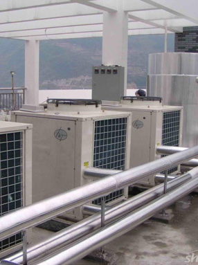 安装在屋顶的空气源热泵主机